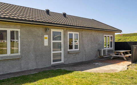 Ludwik - 150M from the Sea: Architettura, Tetto, Casa, Materiale Composito, Illuminazione Diurna, Raccordo, Driveway