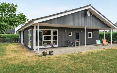 Tord - 350M from the Sea: Zona Residenziale, Tetto, Sobborgo, Driveway, Estate, Camino