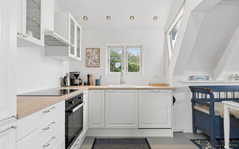 Fifi - 10M to the Fjord: Pavimentazione, Interior Design, Cucina, Cabinetry, Legna, Controsoffitto, Mobilia, Soffitto, Pavimento, Lampada