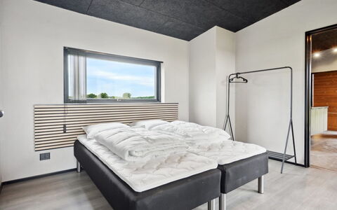 Anelle - 500M from the Sea: Camera Da Letto, Soffitto, Letto, Interior Design, Lenzuolo, Pavimentazione, Bedding, Pavimento, Telaio Del Letto, Camera