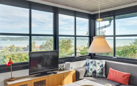 Stjerne - 300M from the Sea: Mobilia, Interior Design, Soffitto, Camera, Tavolo, Pavimento, Divano, Sedia, Soggiorno