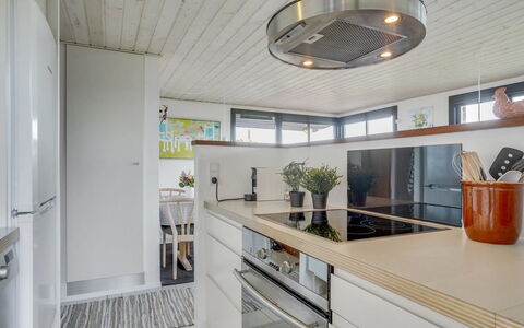 Stjerne - 300M from the Sea: Cucina, Controsoffitto, Interior Design, Pavimentazione, Elettrodomestico Da Cucina, Mobilia, Cabinetry, Pavimento, Lampada, Legna