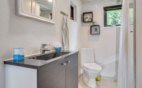 Stjerne - 300M from the Sea: Idraulico Fixture, Interior Design, Pavimentazione, Bagno, Pavimento, Lavello, Mobiletto Del Bagno, Idraulico, Rubinetto, Casa