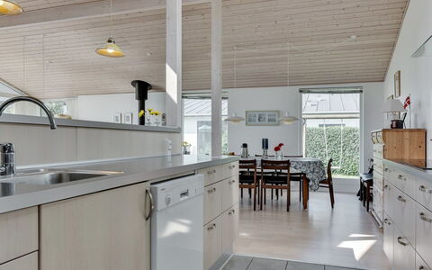 Hilmer - from the Sea: Cucina, Controsoffitto, Pavimentazione, Interior Design, Mobilia, Legna, Soffitto, Pavimento, Cabinetry, Lampada