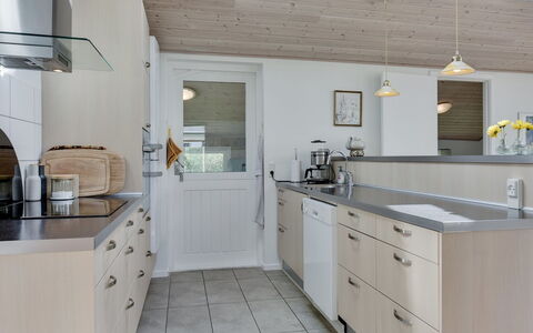 Hilmer - from the Sea: Controsoffitto, Cucina, Interior Design, Pavimentazione, Cabinetry, Mobilia, Soffitto, Legna, Lavello, Pavimento