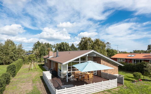 Hilmer - from the Sea: Tetto, Casa, Casa, Villetta, Raccordo, Estate, Driveway, Edifici Giardino, Cortile, Capannone