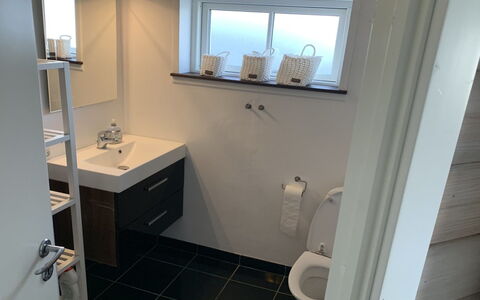 Orsa - 80M from the Sea: Idraulico Fixture, Bagno, Pavimentazione, Lavandino Del Bagno, Pavimento, Interior Design, Mobiletto Del Bagno, Lavello, Gabinetto, Idraulico