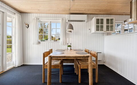 Ekatarina - 125M from the Sea: Pavimentazione, Legna, Mobilia, Soffitto, Interior Design, Pavimento, Cucina & Sala Da Pranzo Tavolo, Sala Da Pranzo, Pavimento In Legno, Casa