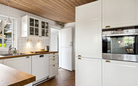 Ekatarina - 125M from the Sea: Elettrodomestico Da Cucina, Cucina, Legna, Pavimentazione, Cabinetry, Apparecchio Major, Interior Design, Controsoffitto, Soffitto, Pavimento