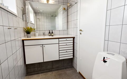 Ekatarina - 125M from the Sea: Pavimentazione, Idraulico Fixture, Pavimento, Interior Design, Bagno, Idraulico, Lavello, Lavandino Del Bagno, Rubinetto, Piastrella