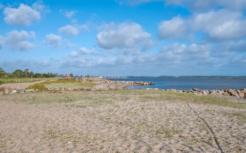 Ekatarina - 125M from the Sea: Cielo, Blu, Acqua, Corpo D'Acqua, Orizzonte, Ambiente Naturale, Nube, Costa, Roccia, Riva