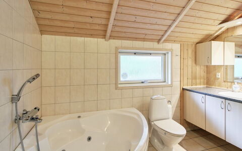 Ellica - 50Km from the Sea: Idraulico Fixture, Soffitto, Pavimentazione, Bagno, Legna, Interior Design, Lavello, Pavimento, Rubinetto, Idraulico