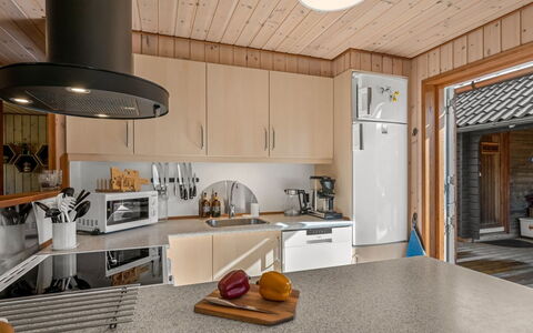 Engeline - 300M to the Fjord: Cucina, Legna, Controsoffitto, Elettrodomestico Da Cucina, Pavimentazione, Interior Design, Mobilia, Elettrodomestico, Soffitto, Apparecchio Major