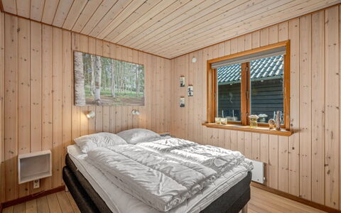 Engeline - 300M to the Fjord: Legna, Camera Da Letto, Interior Design, Soffitto, Letto, Pavimentazione, Pavimento, Lenzuolo, Camera, Casa