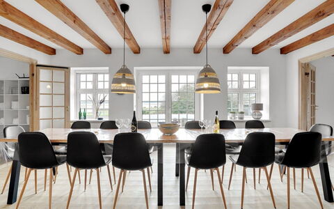 Thorge - 75M to the Fjord: Mobilia, Interior Design, Pavimentazione, Legna, Sala Da Pranzo, Sedia, Pavimento, Tavolo, Cucina & Sala Da Pranzo Tavolo, Lampada
