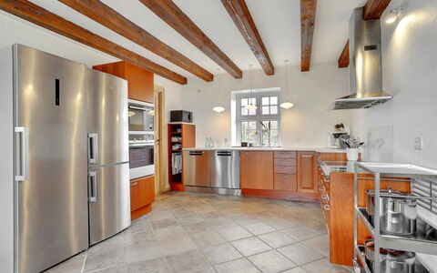Thorge - 75M to the Fjord: Cucina, Pavimentazione, Mobilia, Pavimento, Legna, Controsoffitto, Soffitto, Interior Design, Cabinetry, Pavimento In Legno