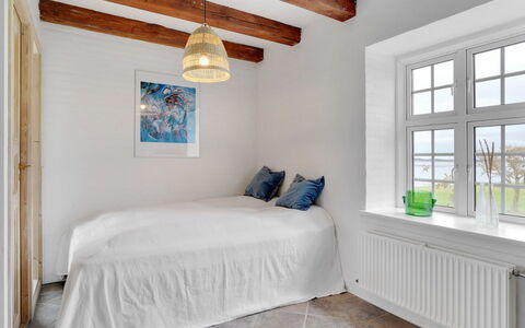 Thorge - 75M to the Fjord: Pavimentazione, Pavimento, Parete, Interior Design, Camera Da Letto, Legna, Letto, Soffitto, Camera, Mobilia