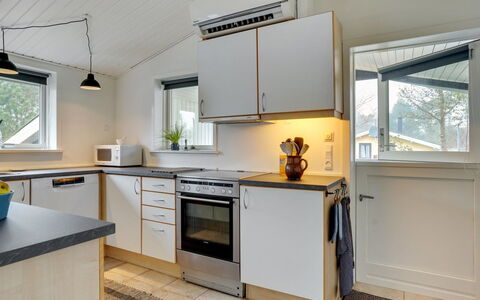Ljupka - 1Km from the Sea: Cucina, Legna, Controsoffitto, Interior Design, Soffitto, Pavimentazione, Elettrodomestico Da Cucina, Apparecchio Major, Cabinetry, Mobilia