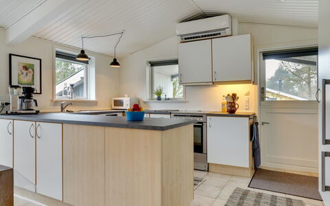 Ljupka - 1Km from the Sea: Cucina, Controsoffitto, Soffitto, Pavimentazione, Interior Design, Cabinetry, Elettrodomestico Da Cucina, Mobilia, Apparecchio Major, Pavimento