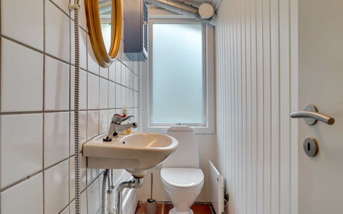 Ljupka - 1Km from the Sea: Bagno, Idraulico Fixture, Toilet Seat, Parete, Gabinetto, Lavandino Del Bagno, Pavimentazione, Lavello, Pavimento, Interior Design