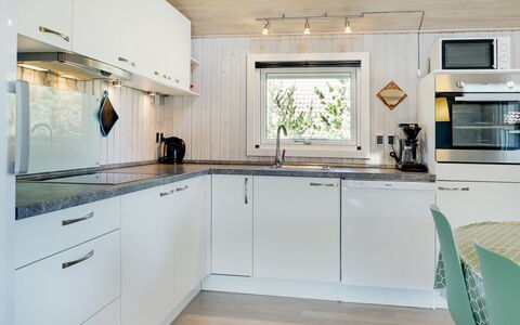 Mettemarie - 800M from the Sea: Legna, Cucina, Controsoffitto, Pavimentazione, Interior Design, Soffitto, Elettrodomestico Da Cucina, Apparecchio Major, Casa, Pavimento