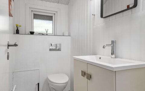 Mettemarie - 800M from the Sea: Idraulico Fixture, Parete, Bagno, Pavimentazione, Pavimento, Lavello, Lavandino Del Bagno, Interior Design, Rubinetto, Mobiletto Del Bagno