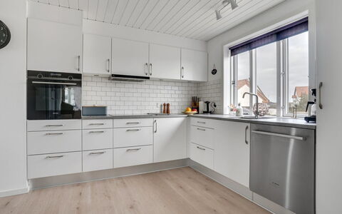 Thilla - 100M from the Sea: Cucina, Pavimentazione, Cabinetry, Controsoffitto, Legna, Interior Design, Pavimento, Elettrodomestico Da Cucina, Soffitto, Apparecchio Major