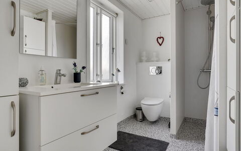 Thilla - 100M from the Sea: Idraulico Fixture, Pavimentazione, Pavimento, Bagno, Interior Design, Lavello, Idraulico, Mobiletto Del Bagno, Rubinetto, Casa