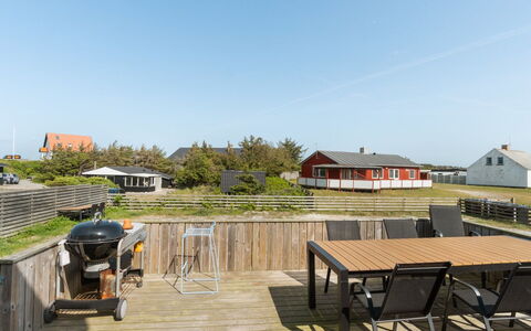 Thilla - 100M from the Sea: Cielo, Legna, Tetto, Casa, Shade, Plank, Deck, Villetta, Latifoglie, Mobili Da Esterno