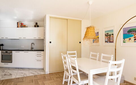 Cadet Rousse: Mobilia, Cabinetry, Proprietà, Tavolo, Sedia, Legna, Pavimentazione, Interior Design, Costruzione, Controsoffitto