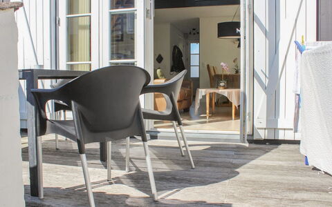 Eleen - 100M to the Fjord: Tetto, Casa, Lotto, Casa, Villetta, Estate, Edifici Giardino, Shade, Log Cabin, Landscaping