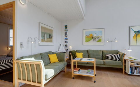Siunde - 100M to the Fjord: Mobilia, Interior Design, Divano, Pavimentazione, Legna, Pavimento, Soggiorno, Soffitto, Camera, Casa