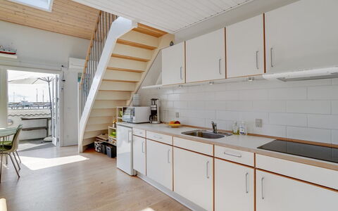 Siunde - 100M to the Fjord: Legna, Pavimentazione, Pavimento, Interior Design, Pavimento In Legno, Appartamento, Cucina, Soffitto, Latifoglie, Color Legno