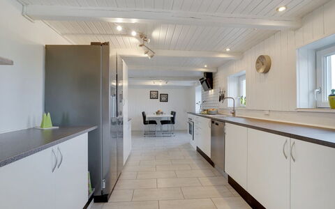 Ailke - 2Km to the Fjord: Pavimentazione, Soffitto, Interior Design, Legna, Pavimento, Cucina, Controsoffitto, Illuminazione, Lampada, Pavimento In Legno