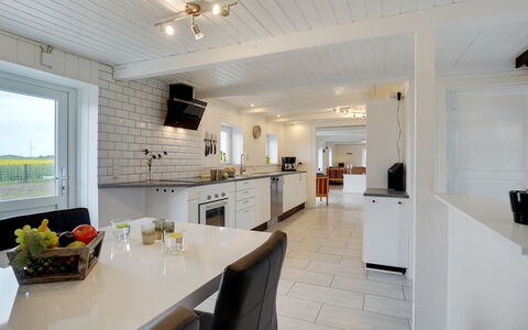 Ailke - 2Km to the Fjord: Soffitto, Casa, Controsoffitto, Cabinetry, Latifoglie, Cucina, Lampada, Inverno, Cucina & Sala Da Pranzo Tavolo, Illuminazione Diurna