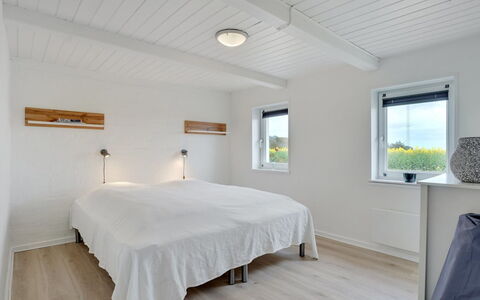 Ailke - 2Km to the Fjord: Legna, Soffitto, Camera Da Letto, Interior Design, Pavimento, Pavimentazione, Illuminazione, Casa, Letto, Lampada