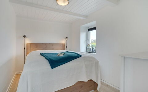 Ailke - 2Km to the Fjord: Letto, Camera Da Letto, Interior Design, Pavimentazione, Pavimento, Parete, Legna, Lenzuolo, Soffitto, Bedding