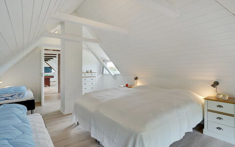 Ailke - 2Km to the Fjord: Letto, Camera Da Letto, Legna, Pavimentazione, Soffitto, Pavimento, Interior Design, Mobilia, Bedding, Lenzuolo