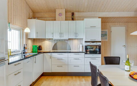 Emanuela - 350M to the Fjord: Legna, Cucina, Soffitto, Interior Design, Pavimentazione, Elettrodomestico Da Cucina, Controsoffitto, Casa, Mobilia, Pavimento