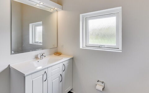 Emanuela - 350M to the Fjord: Parete, Idraulico Fixture, Interior Design, Bagno, Pavimentazione, Rubinetto, Pavimento, Soffitto, Idraulico, Lavello