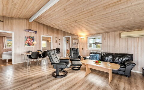 Loviisa - 300M to the Fjord: Legna, Casa, Soffitto, Pavimento In Legno, Soggiorno, Latifoglie, Inverno, Divano, Plank