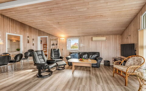 Loviisa - 300M to the Fjord: Legna, Pavimentazione, Soffitto, Pavimento In Legno, Pavimento, Interior Design, Soggiorno, Casa, Mobilia, Camera