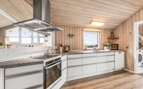 Loviisa - 300M to the Fjord: Legna, Cucina, Casa, Apparecchio Major, Controsoffitto, Elettrodomestico Da Cucina, Soffitto, Elettrodomestico, Cabinetry, Latifoglie