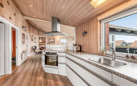 Loviisa - 300M to the Fjord: Legna, Cucina, Interior Design, Pavimentazione, Soffitto, Casa, Pavimento In Legno, Controsoffitto, Elettrodomestico Da Cucina, Latifoglie