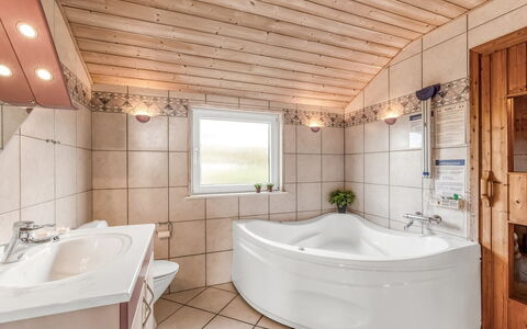 Loviisa - 300M to the Fjord: Idraulico Fixture, Interior Design, Pavimentazione, Bagno, Vasca Da Bagno, Legna, Pavimento, Soffitto, Rubinetto, Idraulico