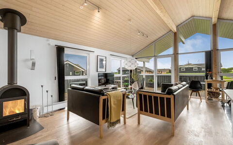 Samuil - 300M to the Fjord: Legna, Soffitto, Interior Design, Pavimentazione, Soggiorno, Pavimento, Divano, Casa, Pavimento In Legno