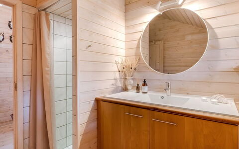 Aman - 700M to the Fjord: Pavimentazione, Legna, Pavimento, Idraulico Fixture, Interior Design, Mobiletto Del Bagno, Lavandino Del Bagno, Bagno, Soffitto, Lavello