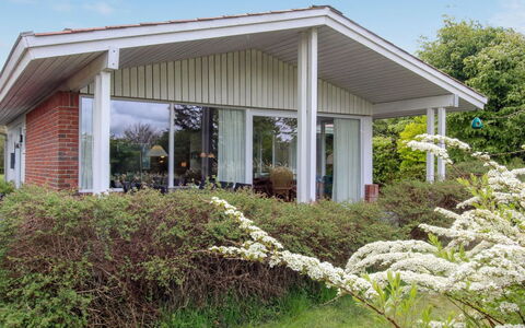 Ioar - 200M to the Fjord: Tetto, Casa, Arbusto, Casa, Villetta, Zona Residenziale, Lotto, Groundcover, Giardino