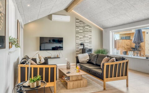 Bendet - 50M to the Fjord: Interior Design, Divano, Legna, Mobilia, Soffitto, Pavimentazione, Soggiorno, Pavimento, Illuminazione, Casa