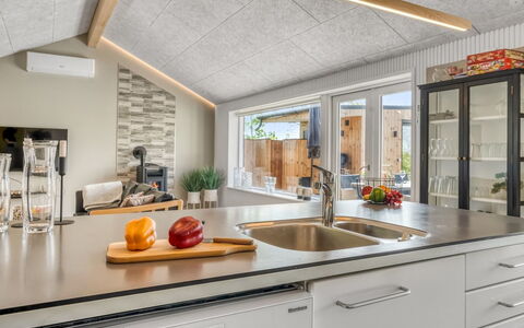 Bendet - 50M to the Fjord: Cucina, Legna, Soffitto, Interior Design, Pavimentazione, Controsoffitto, Lampada, Pavimento, Lavandino Della Cucina, Camera
